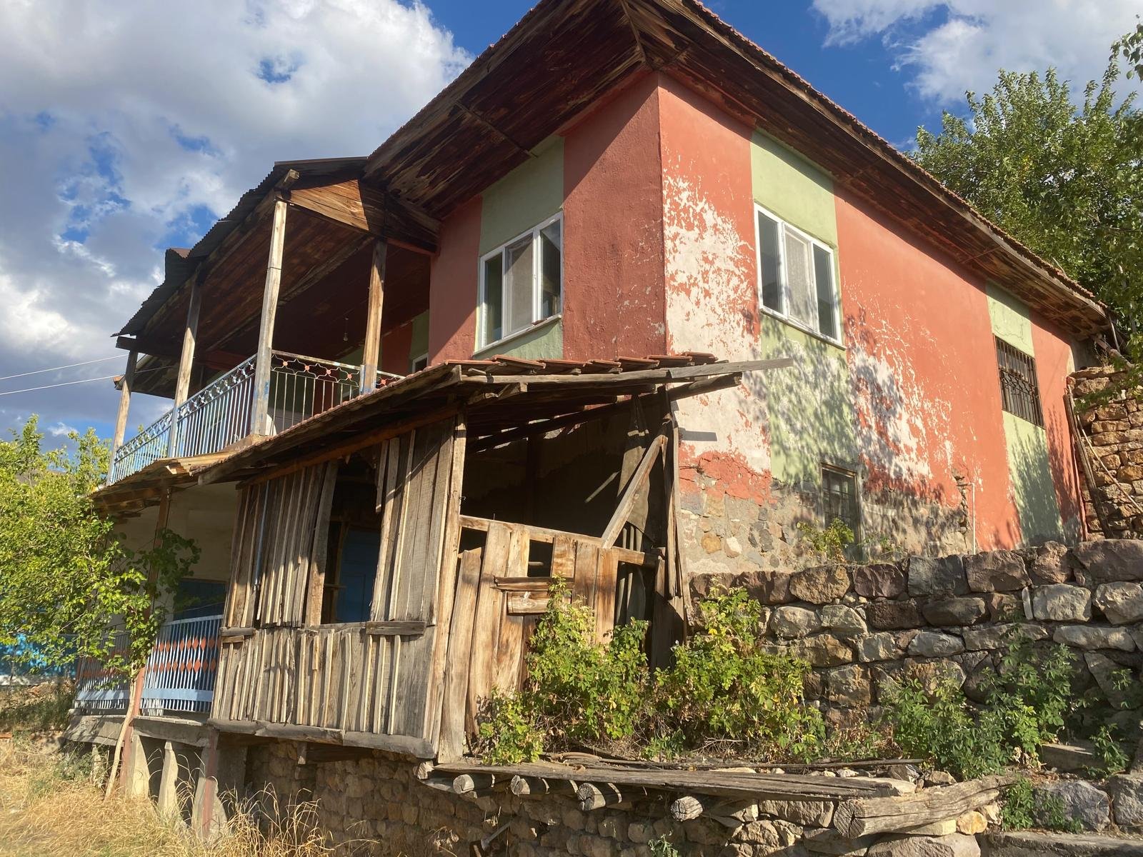 Ulu Camii’ye 2 Dk | Çarşı Manzaralı | 429 m² Arsa İçinde 2 Katlı Müstakil Ev — Emlak, Ulucamii, Divriği