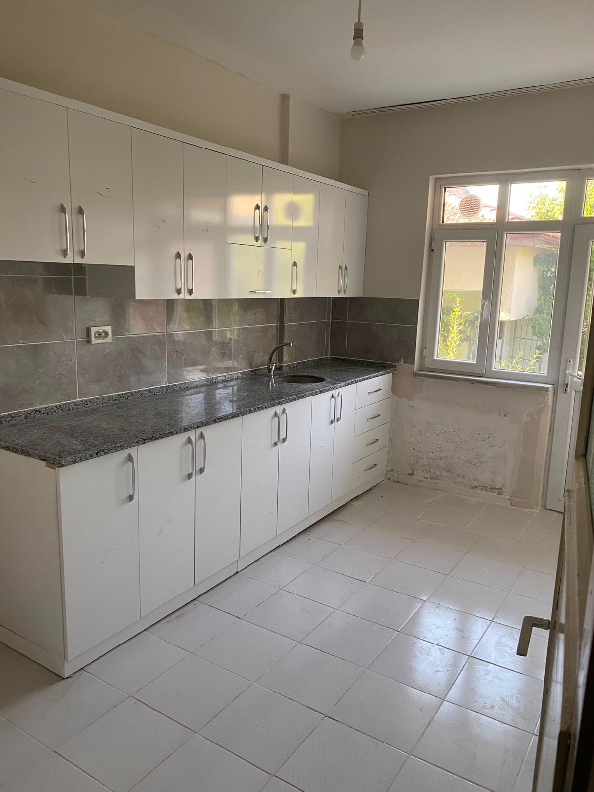 Sivas Divriği Ahmetpaşa’da Ana Yol Üzeri, Marketler Yanı 3+1 Kiralık Daire — Emlak, Ahmetpaşa, Divriği